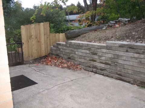 67 New back retaining wall.JPG - 50976 Bytes